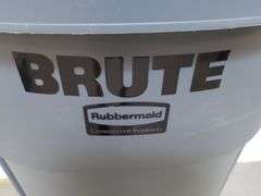 Rubbermaid Brute 44 Gal Wheeled Trash Can With Lid