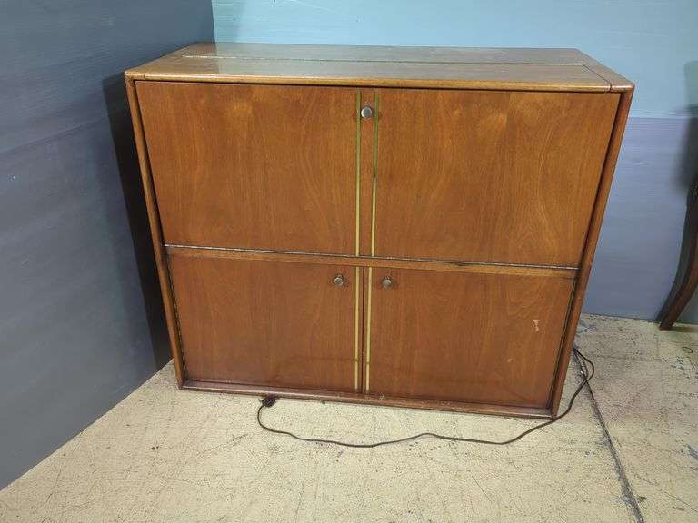 Gordon's Inc. Johnson City, Tennessee Wood Secretary Bar