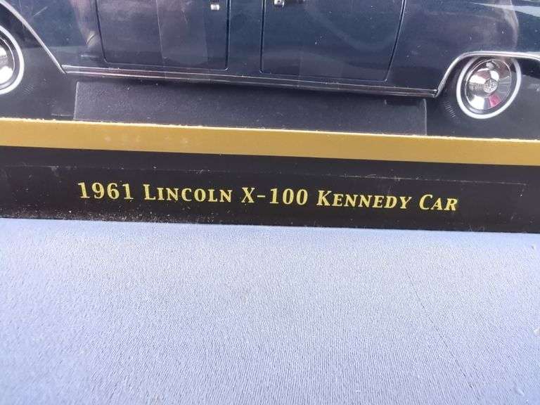 Lucky Die Cast Road Signature 1961 Lincoln X-100 Kennedy Car, 1/24 Scale
