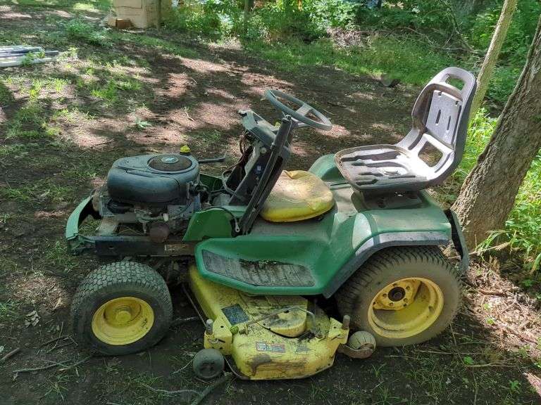 John Deere Lawn Tractor Riding Mower with Briggs & Stratton Engine