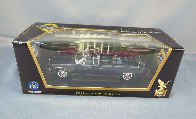 Lucky Die Cast Road Signature 1961 Lincoln X-100 Kennedy Car, 1/24 Scale