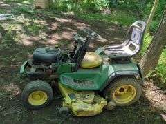 John Deere Lawn Tractor Riding Mower with Briggs & Stratton Engine