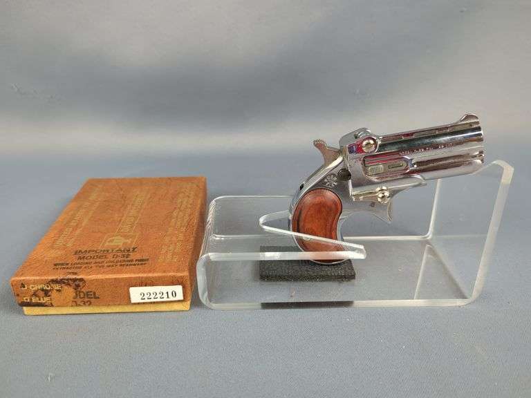 Davis Industries D-32 .32 Auto Over/Under Derringer Pistol SN# 222210, In Box image
