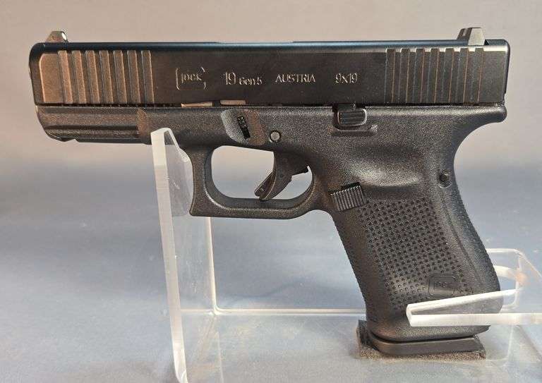 Austria Glock 19 Gen 5 9x19 Cal Pistol SN# CCKG234 image