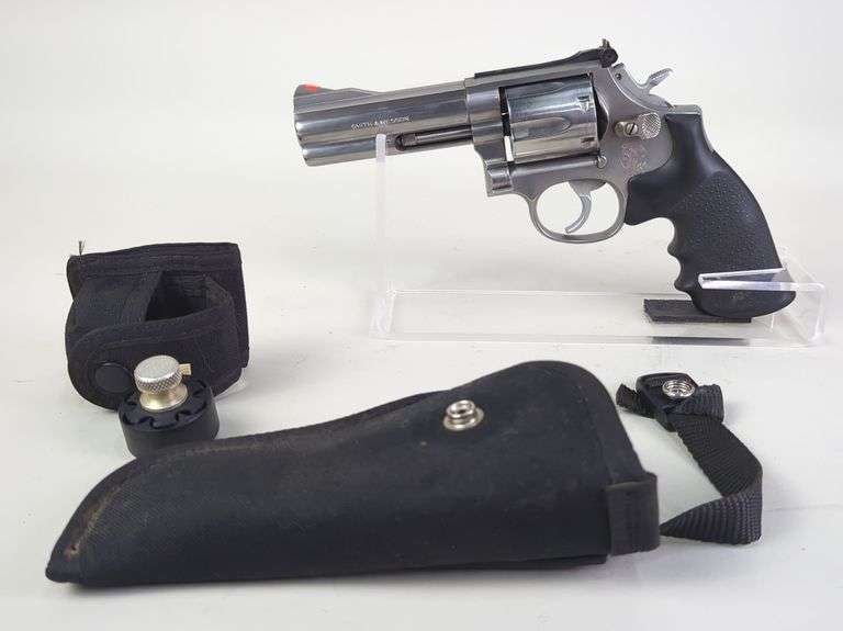 Smith & Wesson 686-3 S&W .357 Mag 6-Shot Revolver SN# BFL1160, Speed Loader In Nylon Case, In Holster image