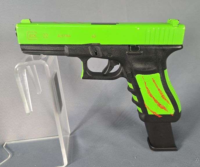 Austria Glock 22 .40 Cal Pistol SN# EZY128US, Extended Mag image