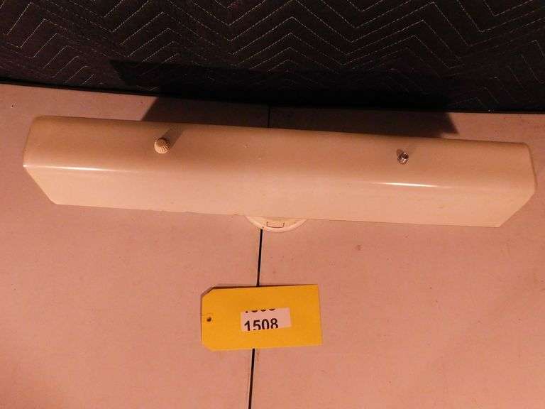 24" Underwriters Laboratories electrical fixture
