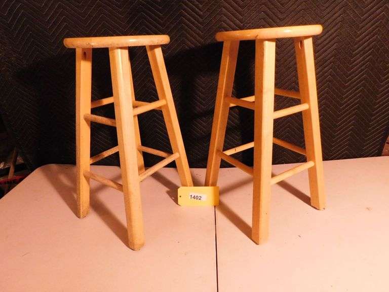 Lot of 2 barstools, 24" tall