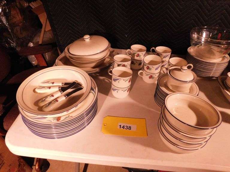 Lot of Lenox Chinastone Poppies on Blue 4 piece set