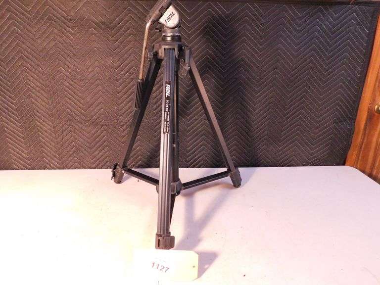 Focal Camera Tripod Folded 28 1/2", extended 72 1/2"