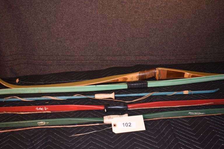 S bows, Shakespear Parabow 25 lbs., Red Bear by Bear, Amo 50", 2 no-name fiberglass and wooden bow by Bear Archery