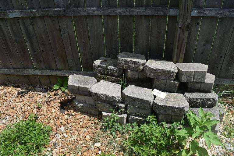 Lot of approx 30 landscaping bricks
