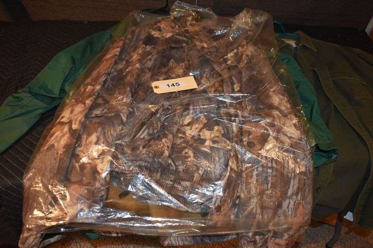 Hunting clothes: Cabela's, Woolrich, Eddie Bauer,  Xtra large, Canvas back, Gander Mountain, True leaf, Wrangler, Five Brother, Wear guard (17 pics)