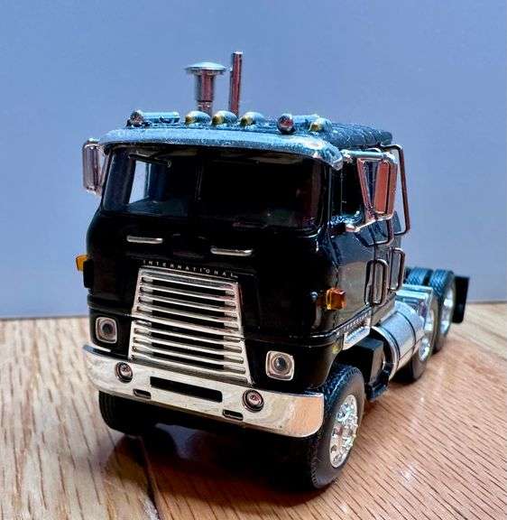 1/64 International Transtar II Semi & Fruehauf Trailer