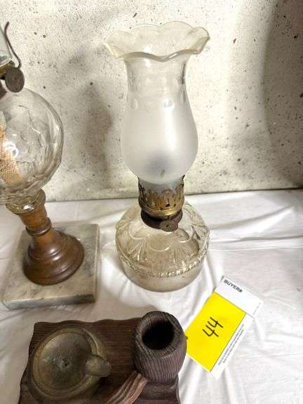 Vintage Oil Lamps & Decorative Collectibles