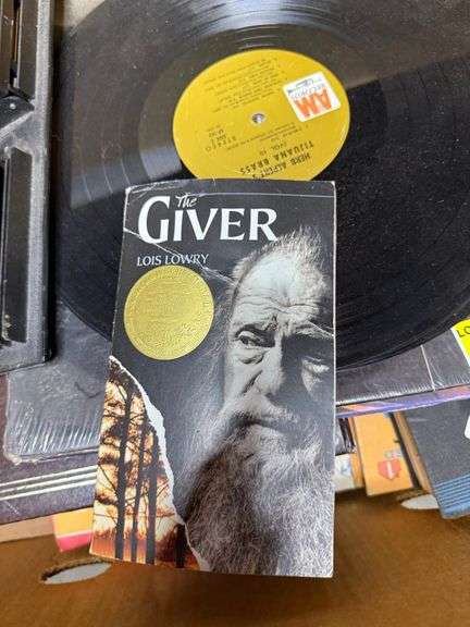 70s Vibe! 8-Tracks, Records & Sakar Camera