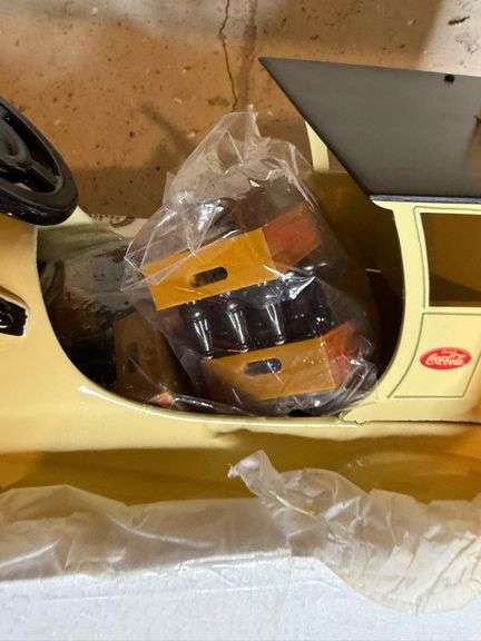 Coca-Cola 1:35 Scale Collectible Delivery Truck in Box
