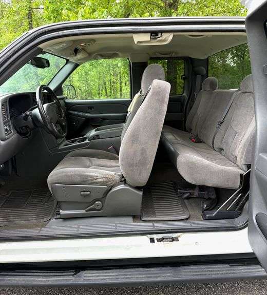 2007  Chevrolet  Silverado 1500 LS Extended Cab White Chevrolet Silverado 1500 Extended Cab Pickup Truck 8 Cylinder Engine