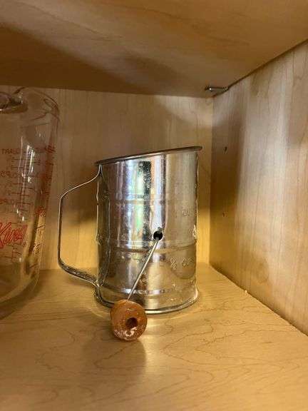 7 Mugs, 2 Sifters, 3 Measuring Cups & Pyrex Glassware