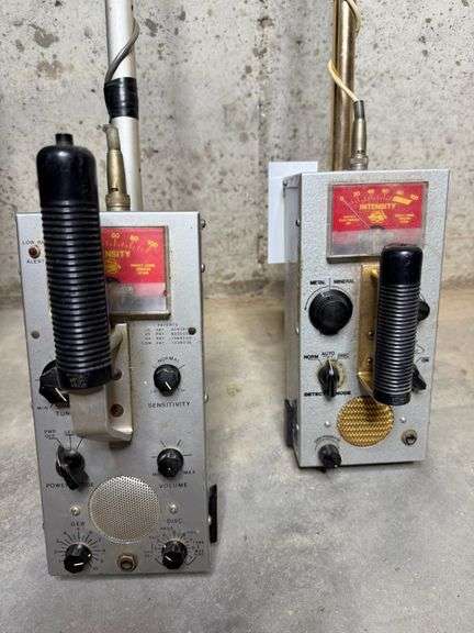 2 Metal Detectors