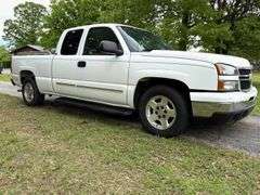 2007  Chevrolet  Silverado 1500 LS Extended Cab White Chevrolet Silverado 1500 Extended Cab Pickup Truck 8 Cylinder Engine