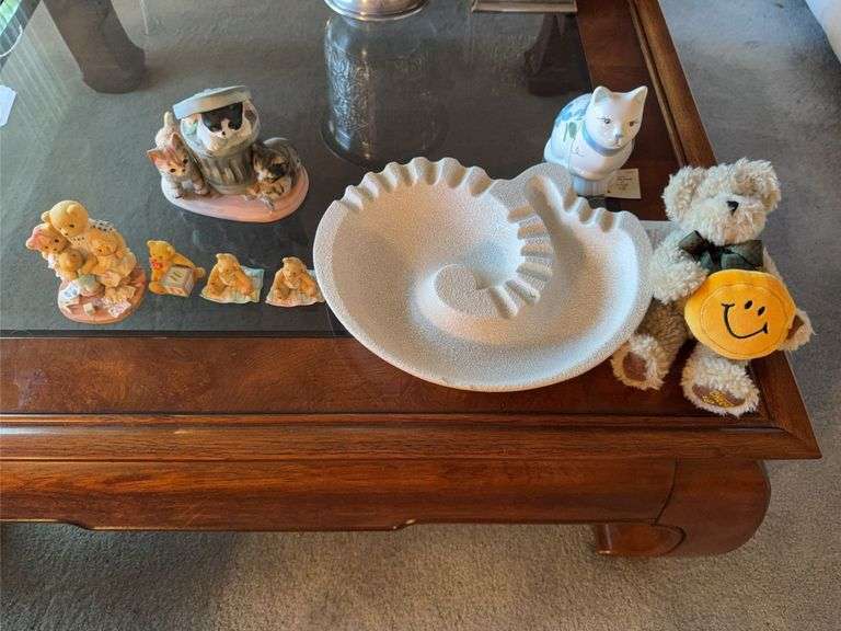 Royal Haeger shell (chipped), ceramic cat, Boyd's bear, Cherished Teddies figure, misc figurines