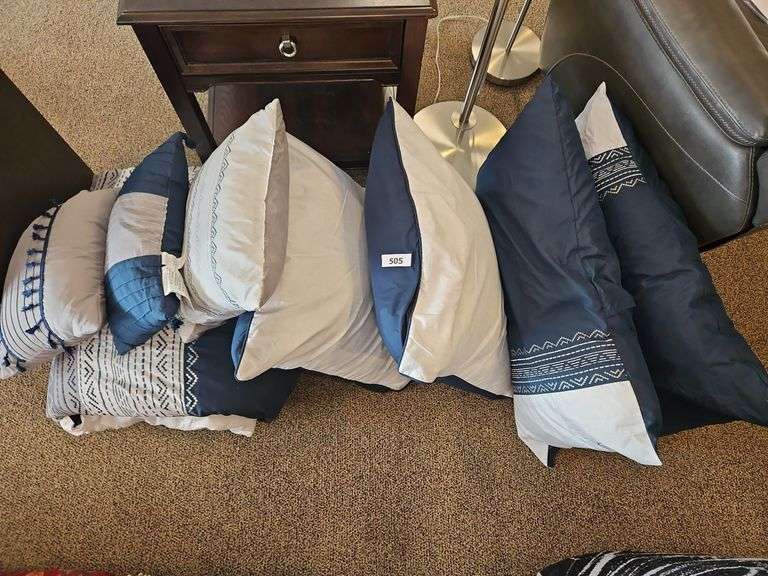 KING SPREAD, 2 K SHAMS W/PILLOWS,  5 DECOR PILLOWS (8PC TOTAL) image