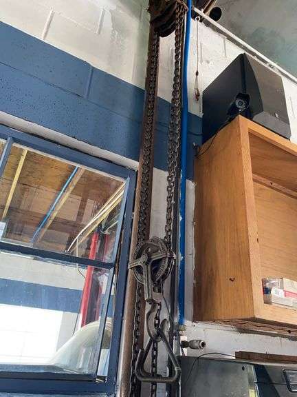 Chain hoist 1/2 ton image