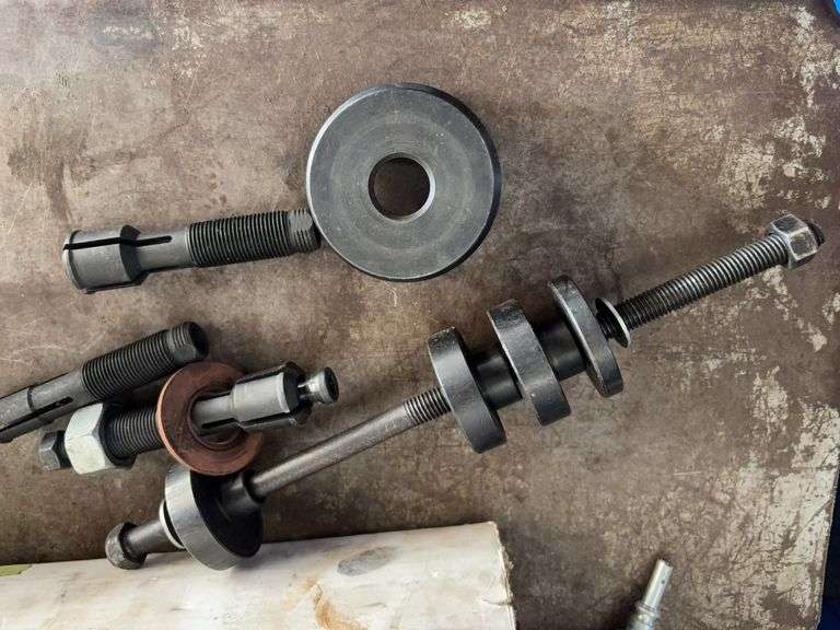 Motorcycle wheel bearing installer and neck socket image