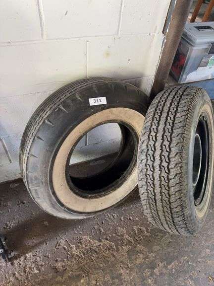 Wide white tire, 265/75 r 15 tire & wheel image