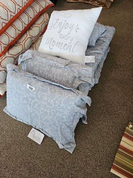 QUEEN BEDDING, 1 SPREAD, 2 SHAM PILLOWS, 2 DECOR (5PC) image