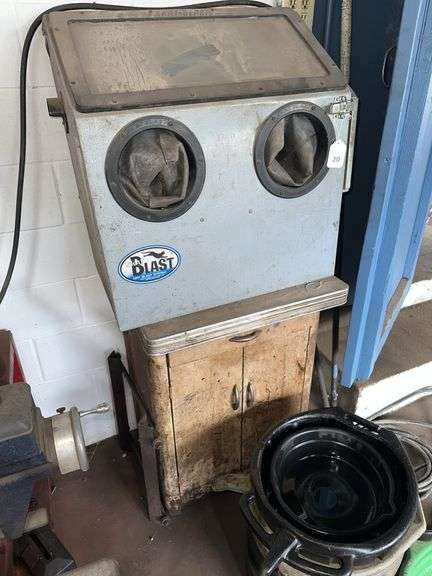 Skat Blast sandblasting cabinet, metal storage cabinet image