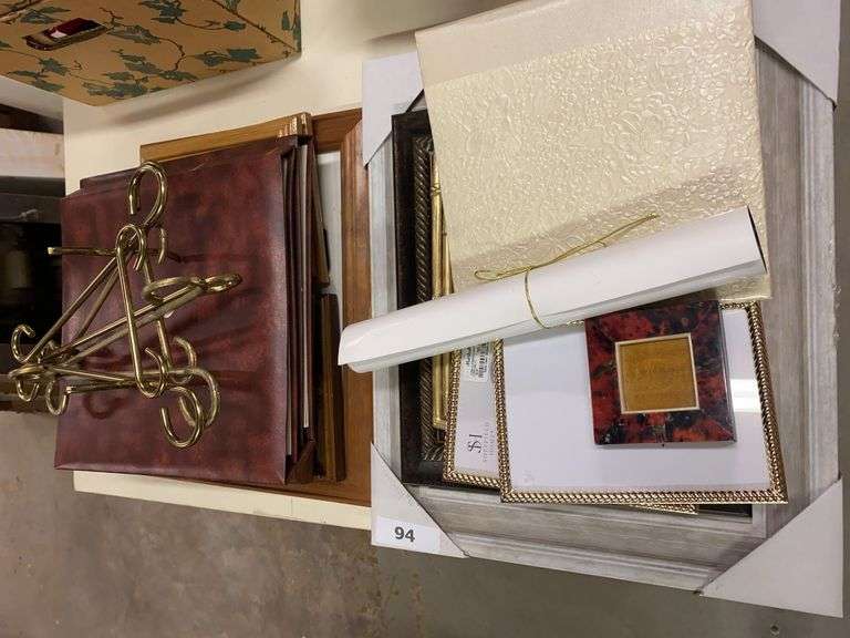 Picture frames, easels, photo albums image