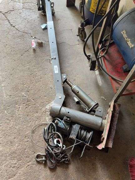 Hydraulic hoist w/ electric winch image