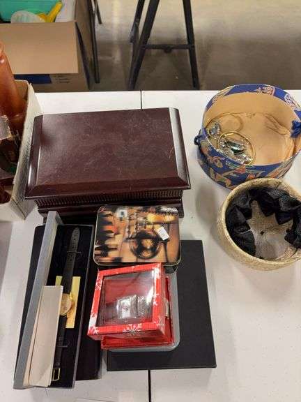 Costume jewelry , watches, jewelry box’s image