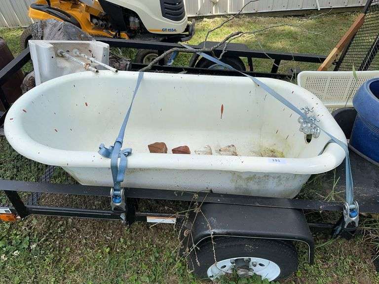 Antique claw foot tub: 30 60 x 18“ without feet feet are approximately 6.5 inches tall ￼ image