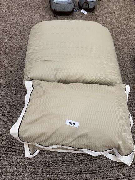 Queen quilt and 2 queen pillows and shams image