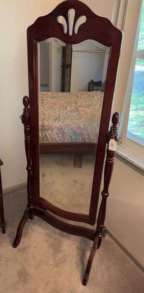 Beveled edge Dressing mirror on swing base image