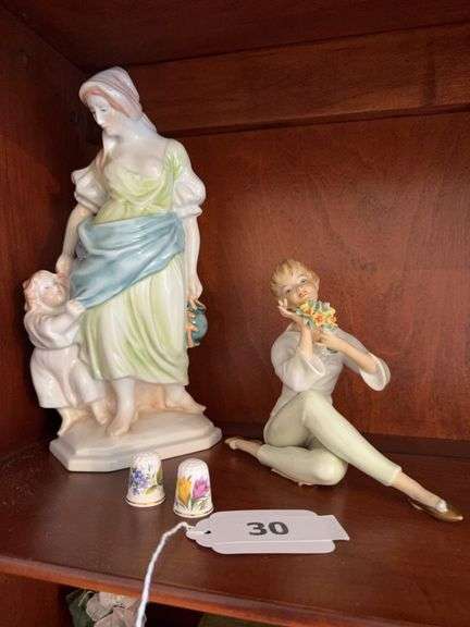 2 Queens China thimbles, 2 china figurines image