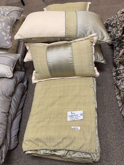King size comforter, three euro pillows, 2 king pillows, one small pillow ￼ image