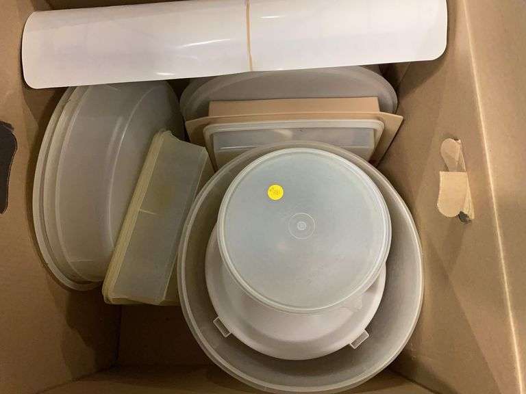Tupperware and miscellaneous pieces image