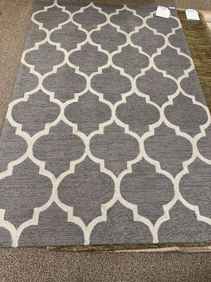 5 x 7’8” grey and white rug image