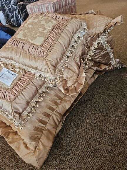 KING BED PILLOWS 6PC image