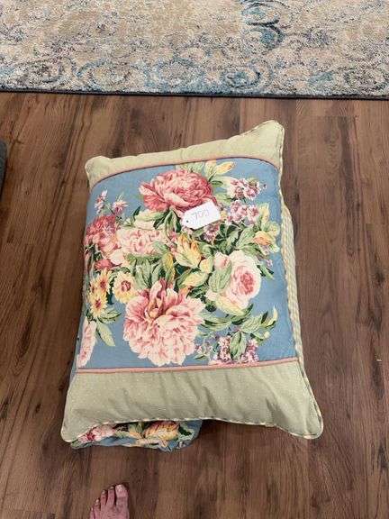 8’2” wide duvet spread with accent shams and pillow image