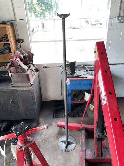 Heavy-duty screw-style jack stand image