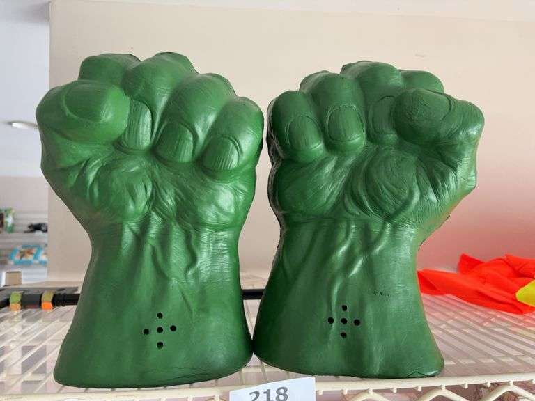 Incredible Hulk wearable fist w/ sound image
