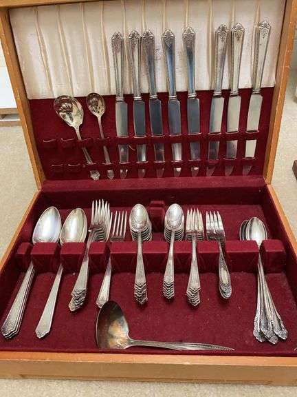 Silver plated flatware with mixed patterns in case, 6 knives Gloucester by Carvel Hall image