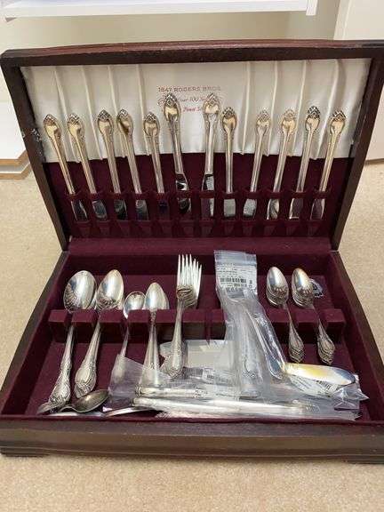 Rogers international silver flatware “Remembrance” in storage case ￼ image