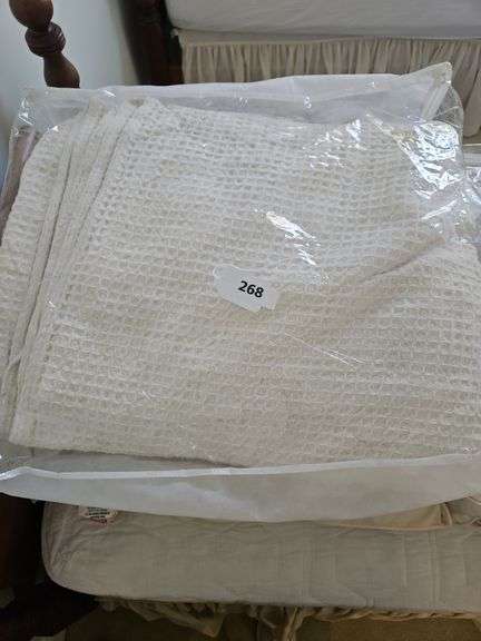 Waffle pattern Blanket w/5 pillows image