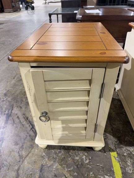 Accent table 16" x 28" x 23" image